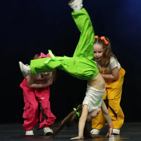 Kids Neon Color Loose Cargo Pants Hip Hop Dance Outfit with Elastic Waist for Stage Performance